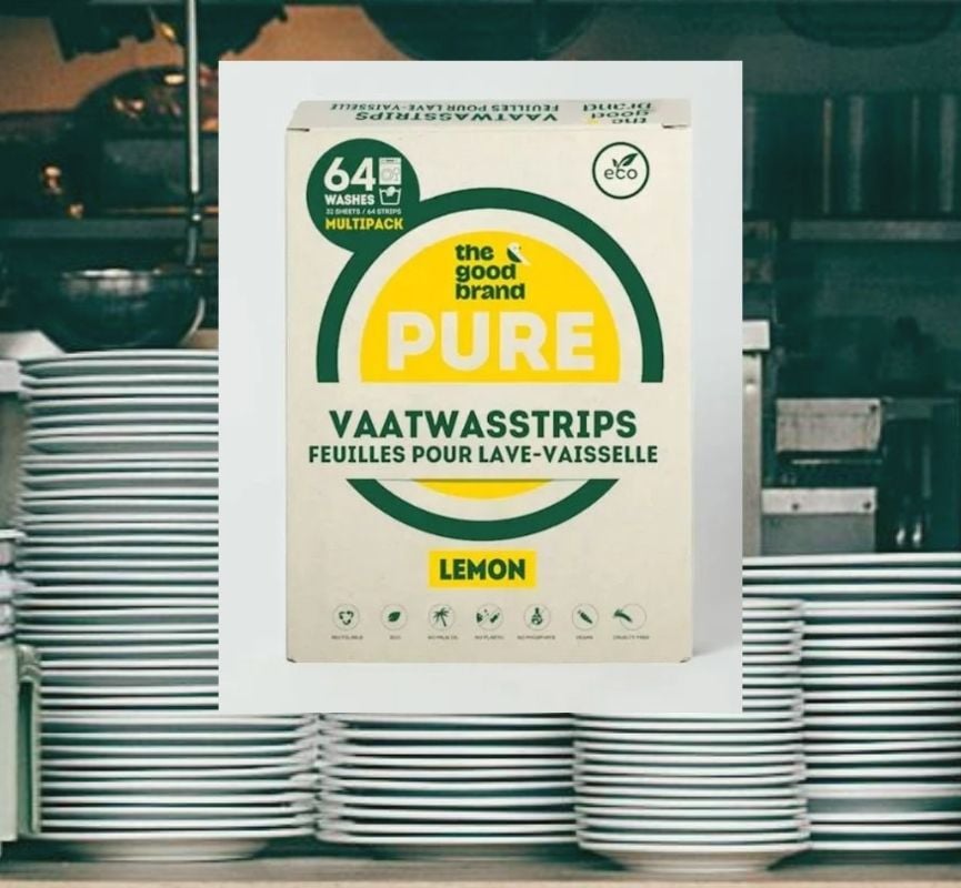 Pilha de pratos limpos ao lado de tiras de limão, representando uma lavagem de loiça eficaz e natural com detergente ecológico The Good Brand.